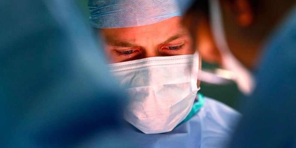 chirurg wykonuje operację powiększania penisa