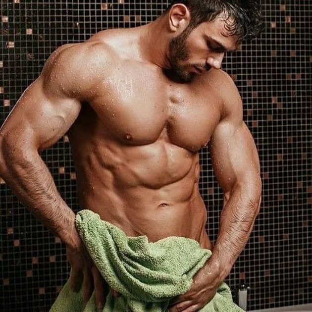 mężczyzna wziął prysznic przed ćwiczeniami na powiększanie penisa