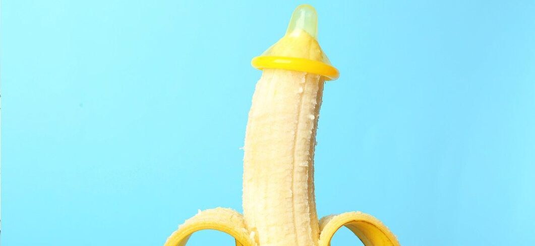 banan w prezerwatywy jako imitacja powiększania penisa bez operacji